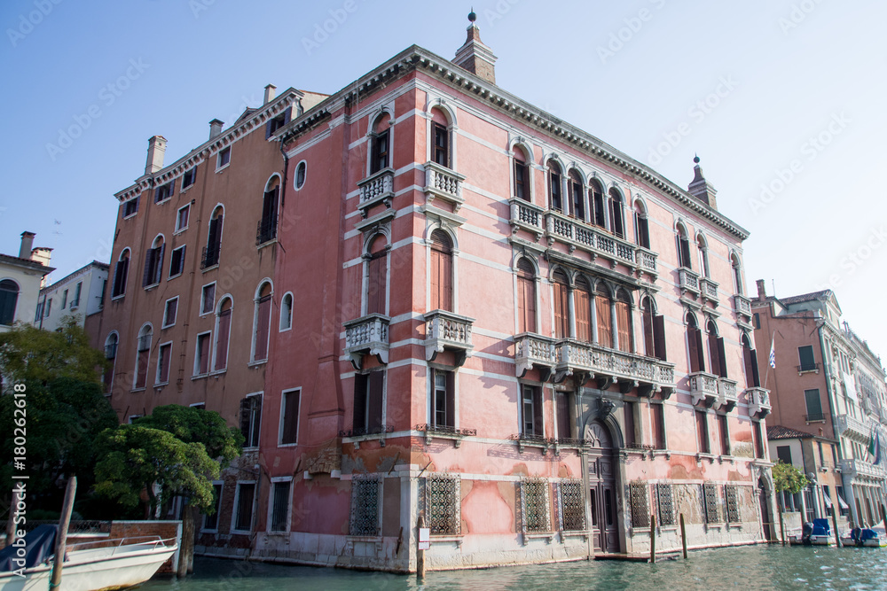 Venedig - antikes, schönes Gebäude vom Wasser aus