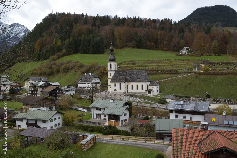 Blick auf die Pfarrkirche St. Sebastian in Ramsau , Bayern, Deutschland.