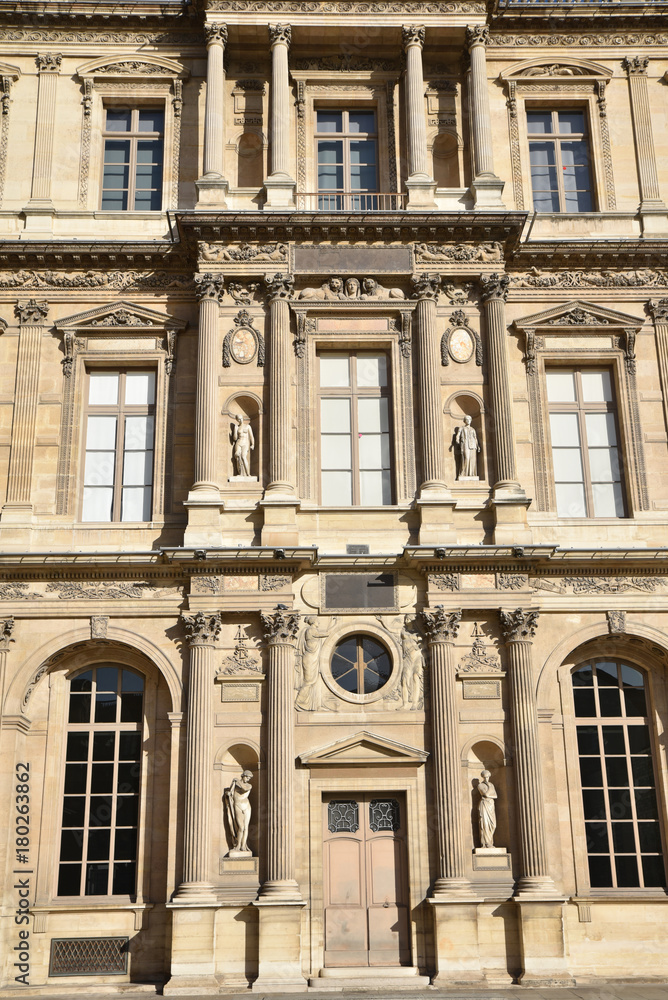 Façade cour Carrée du Louvre à Paris, france