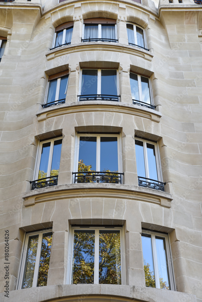 Immeuble parisien à fenêtres en saillie, France