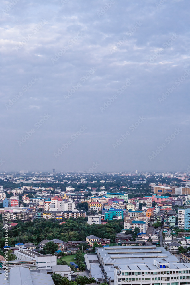 バンコク、エカマイ、ビルの風景、都会、さわやかな青空