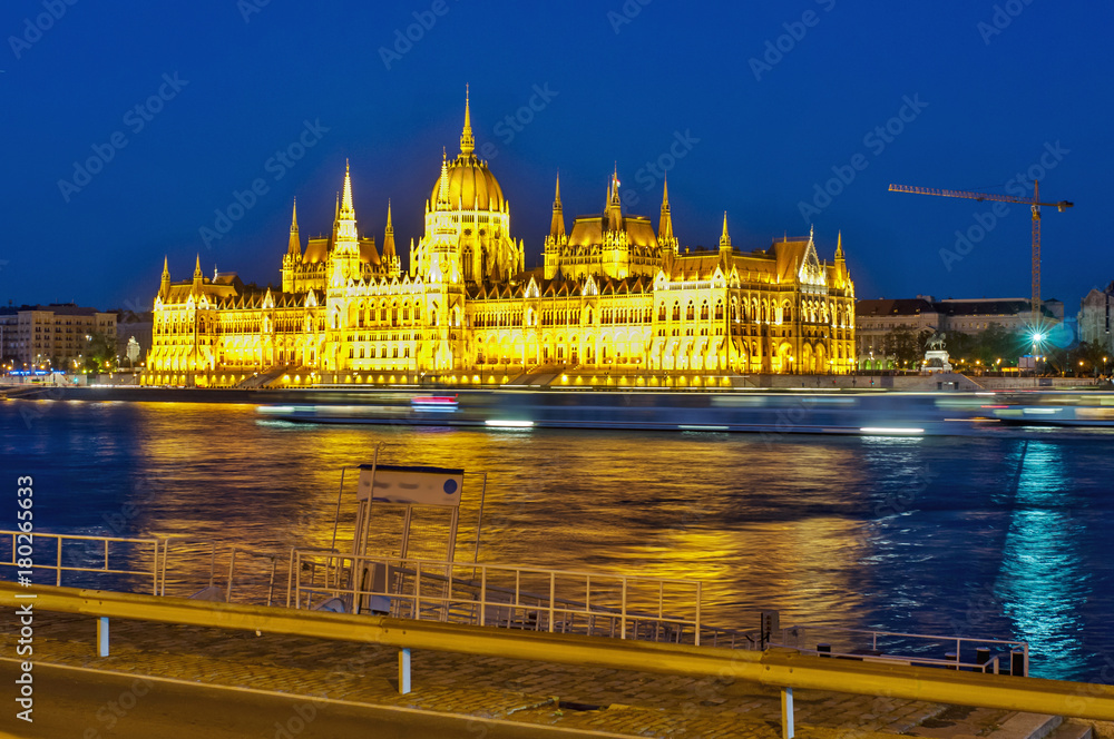 Fototapeta premium Night Budapest city