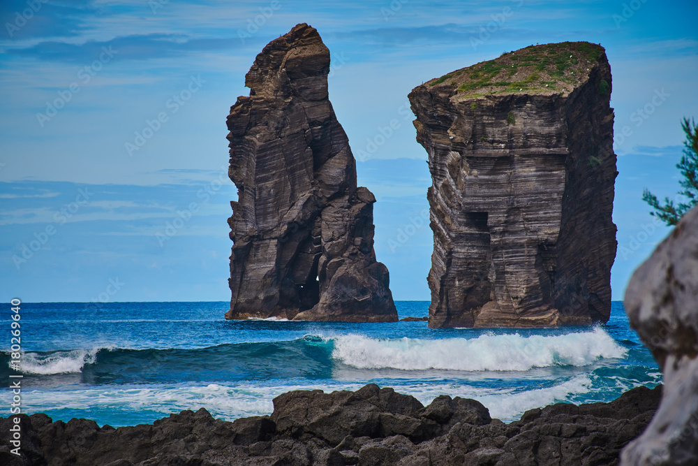 Fototapeta premium Wulkaniczne skały na plaży Mosteiros, słynny widok na Azorach