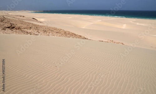 Dunes du Cap-Vert  avec l oc  an    l horizon     le de Boa Vista