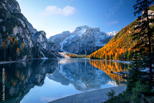 Fototapeta Alpenlandschaft mit Bergsee und Wäldern in Herbstfarben