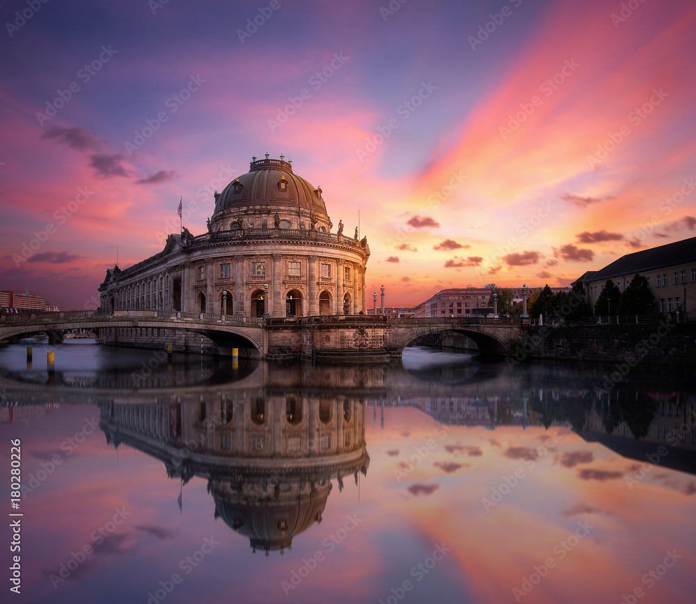 Fototapeta premium Pergamonmuseum auf der Museumsinsel in Berlin bei stimmungsvollen Sonnenuntergang