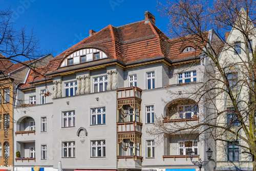 Denkmalgeschütztes Wohn- und Geschäftshaus mit hölzernen Balkonelementen in Berlin-Alt-Tegel
