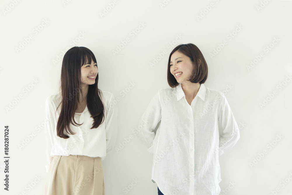 仲良く並んで微笑む20代女性2人 仲良く並んで微笑む20代女性2人