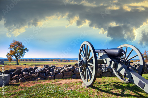 Papier peint Civil War canon on the Gettysburg battlefield in Autumn near sunset