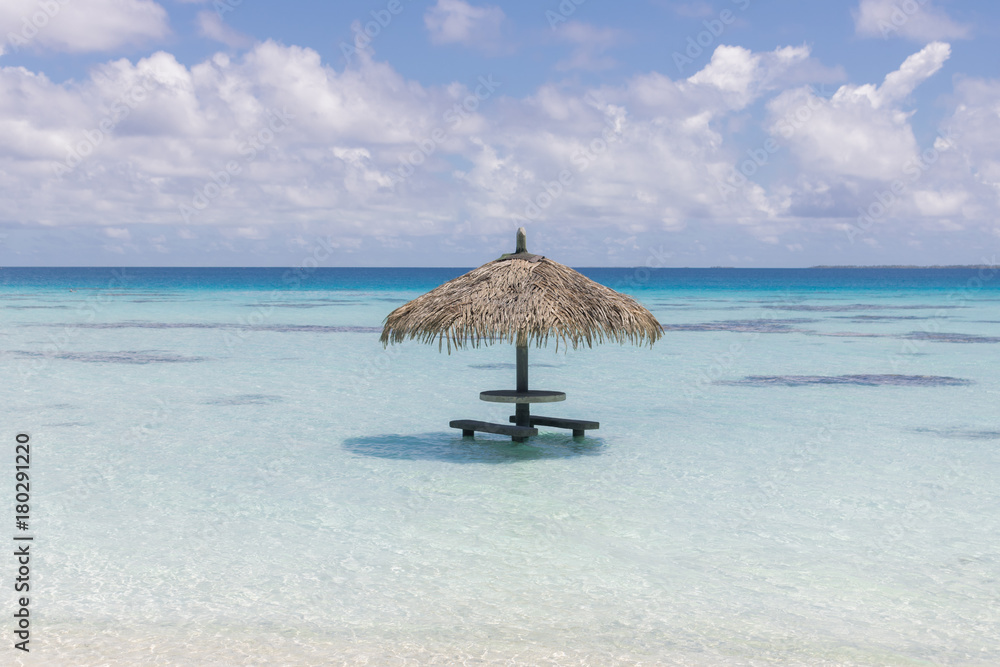 Table dans l'eau turquoise de la Polynésie française