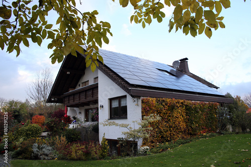 freistehendes Einfamilienhaus mit Solaranlage photo