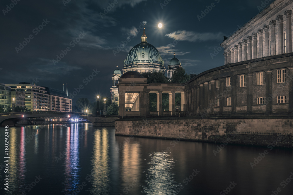 Berliner Dom im Mondschein der Spree