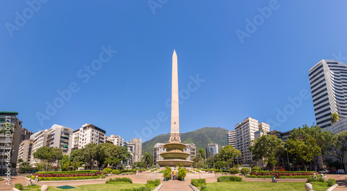Fotografía Panoramic view of Altamira's Obelisk on a sunny day with blue skies in Francia Square (A