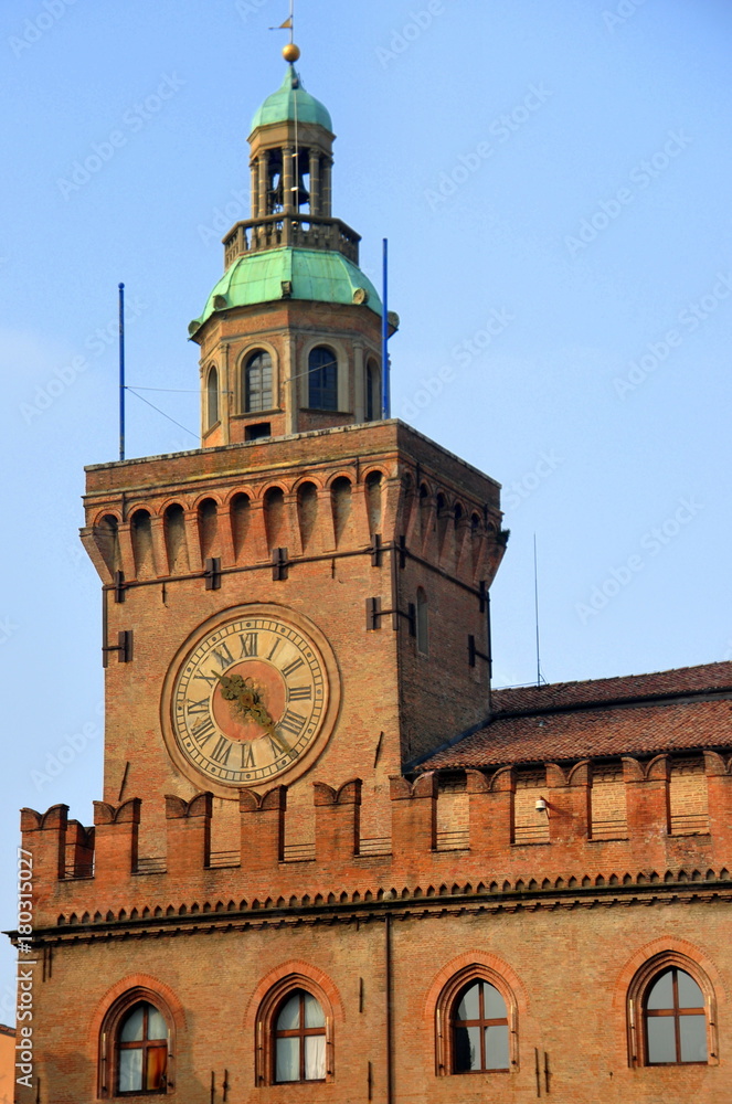 Glockenturm des Palazzo d'Accursio mit Turmuhr vor blauem Himmel