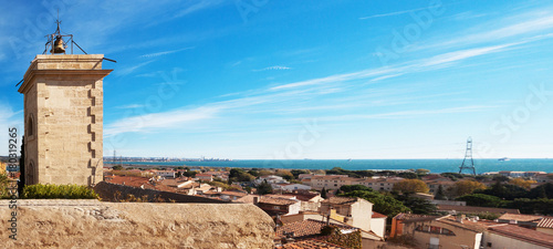 les hauteurs de la ville de Fos-sur-Mer avec la tour de l'horloge photo