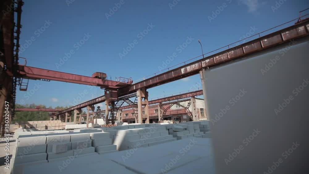 Unload the white brick. Shipped white brick. Overhead crane Brick production. Shipment of white brick Unload the white brick. Shipped white brick. Overhead crane Brick production. Shipment of white brick