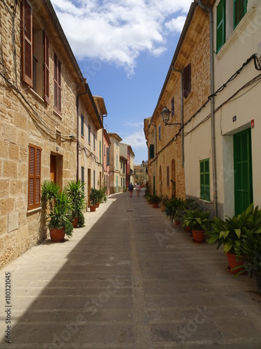Colorful alley in Alcudia, Mallorca © places-4-you