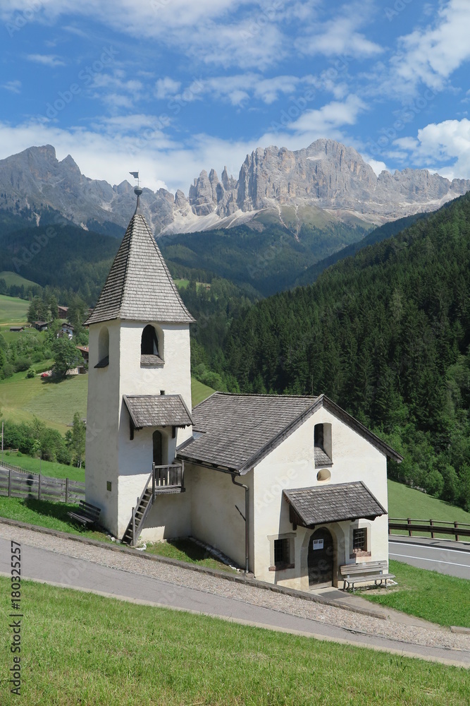 Zypriankirche mit Rosengarten, Südtirol Zypriankirche mit Rosengarten, Südtirol