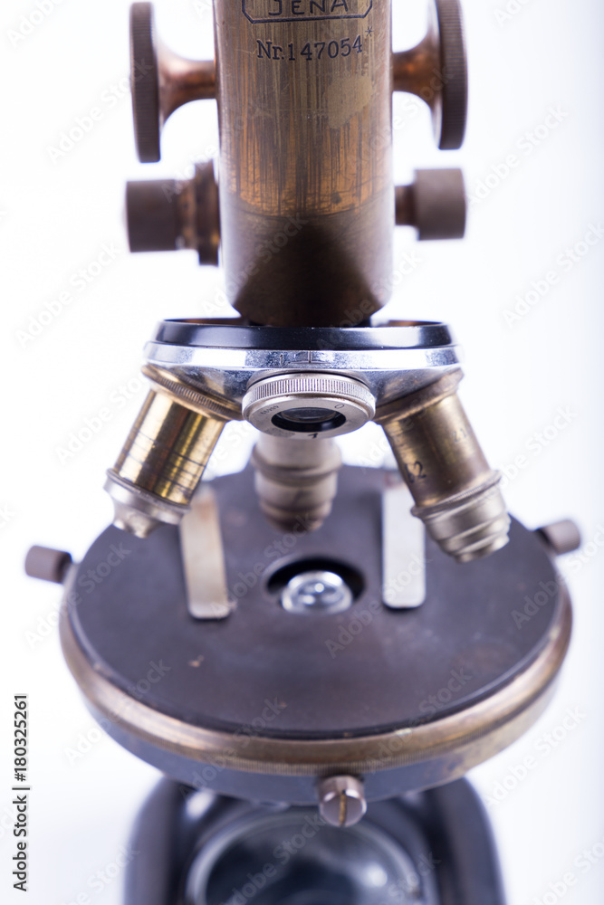 Historisches Mikroskop in verschiedenen Ansichten