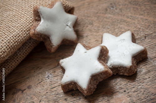Biscuits de noël en forme d'étoile sur table en bois