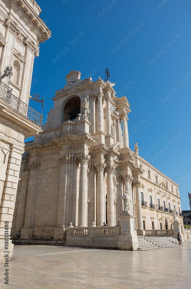 Obraz premium Baroque style Cathedral in piazza Duomo. Ortiga island, Syracuse city, in Sicily. The city is a historic town in Sicily, the capital of the province of Syracuse.