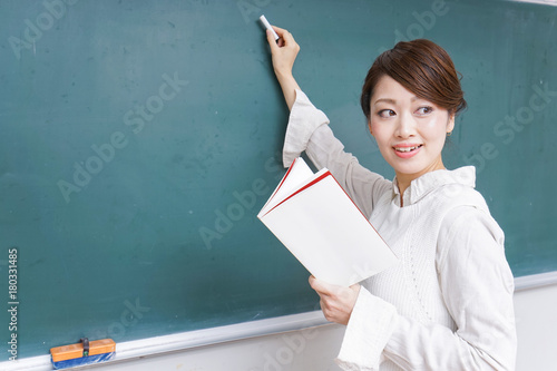 授業をする女性教師