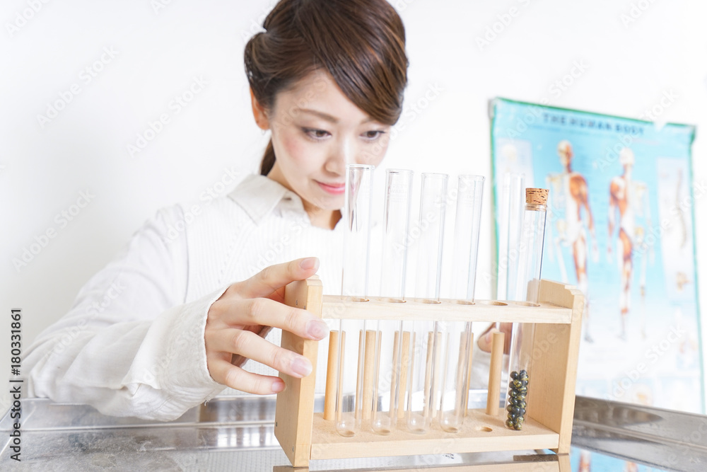 研究をする若い女性