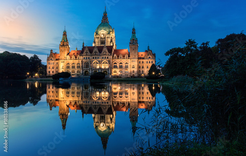 Hanover's city hall at blue hour / Hannovers neues Rathaus zur blauen Stunde photo