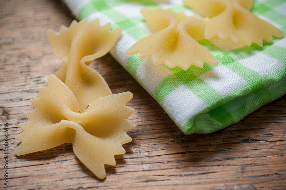 pâtes en forme de papillon et serviette sur table en bois foto de Stock