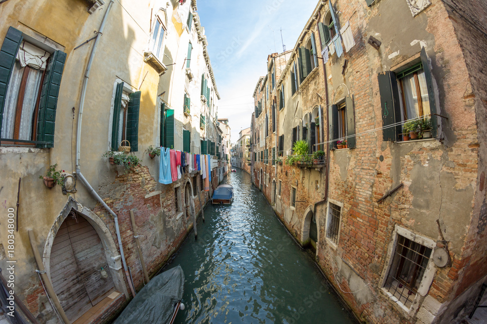 Schmaler Kanal in Venedig, Italien 