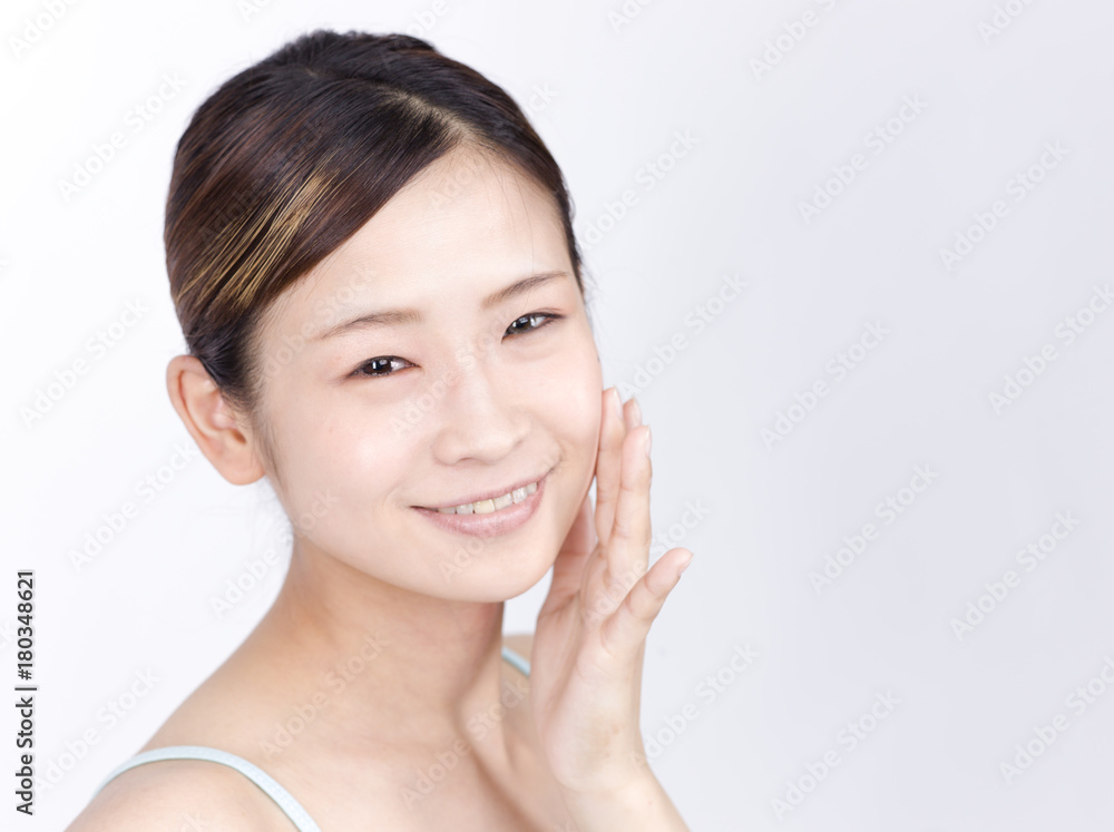 肌を触る女性 肌を触る女性