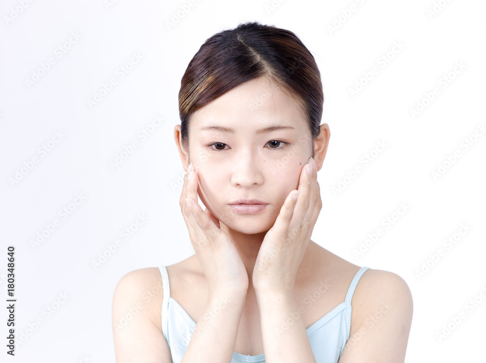 肌を触る女性 肌を触る女性
