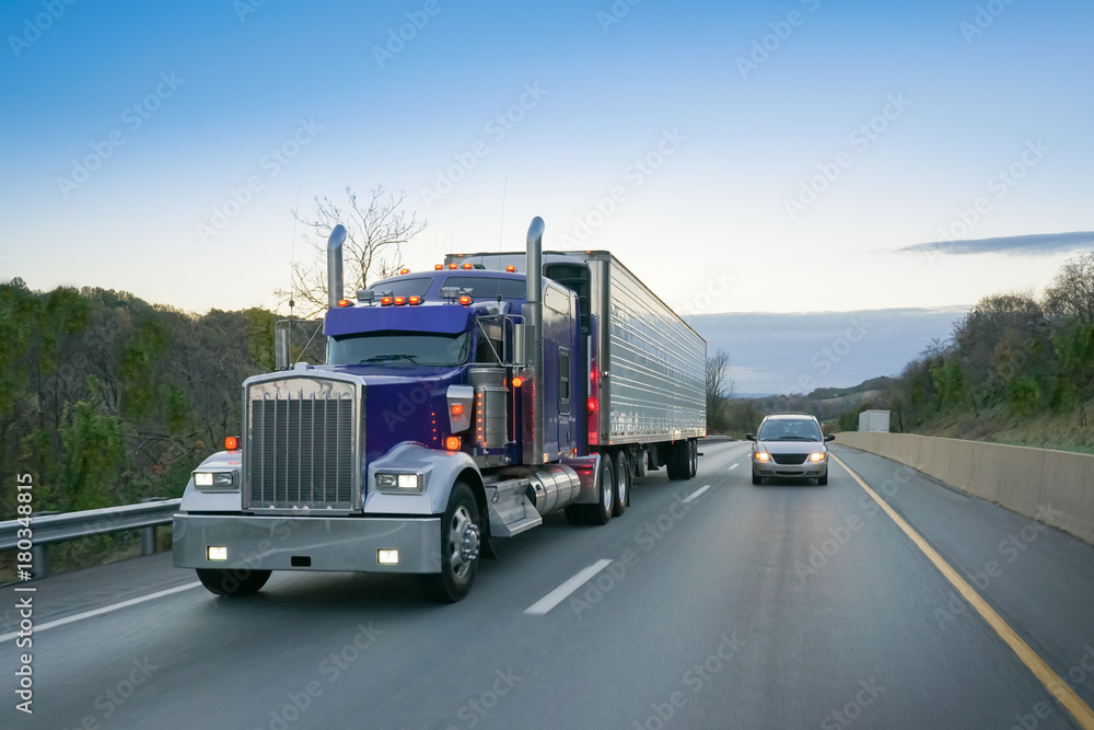 Semi 18-wheeler truck on highway foto de Stock | Adobe Stock