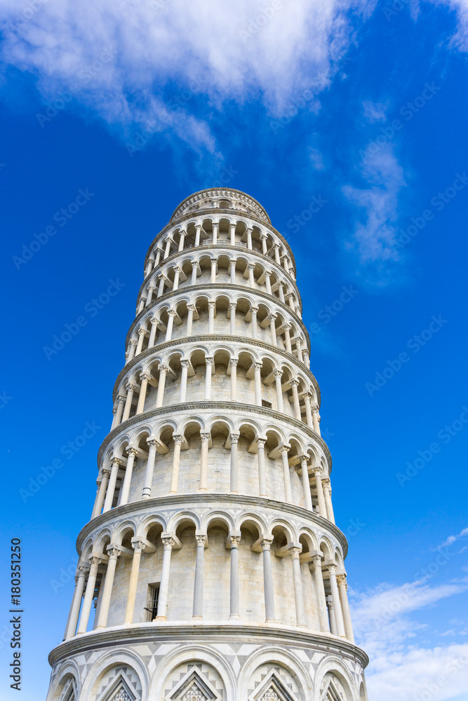Campo dei Miracoli: Torre di Pisa vista da sotto 2
