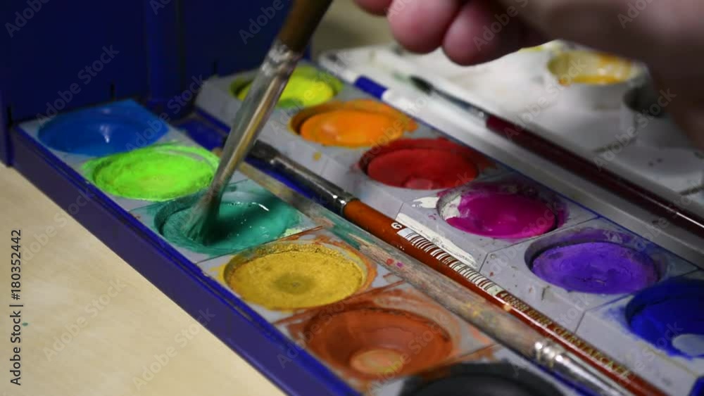 Pinsel rührt in Farbe Pinsel rührt in Farbe