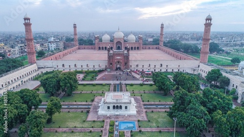 Tableau sur toile Badshahi masjid lahore aerial view