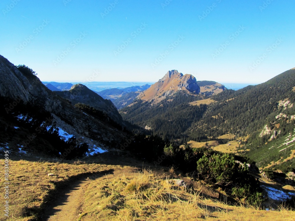 Herbstliche Wandertour auf dem Füssener Jöchle, Tirol, Österreich