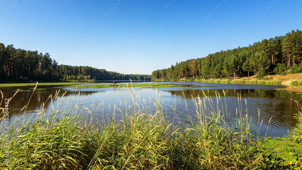 панорама летнего пейзажа на Уральской реке днем,  Россия