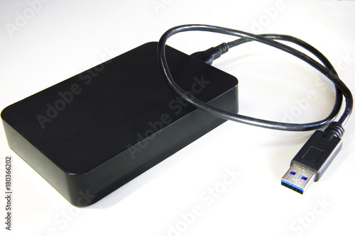 Dettaglio di un hard disk esterno di colore nero utile per l'archiviazione dati. Presente anche il cavo con uscita USB da collegare al PC.
