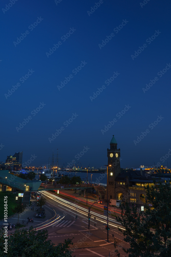 Hamburger Hafen Landungsbrücken mit Elbphilharmonie