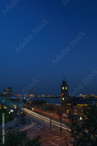 Hamburger Hafen Landungsbrücken mit Elbphilharmonie