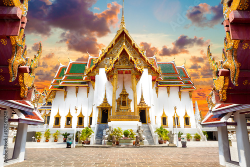 Palacio real en Bangkok ,Tailandia.Templos y arquitectura en Asia.Paisaje de atardecer.Viajes y turismo 