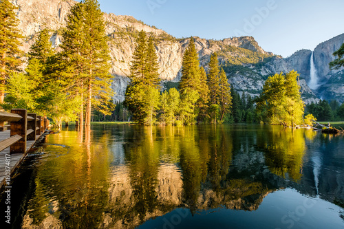 Fototapeta Naklejka Na Ścianę i Meble -  Merced River and Yosemite Falls landscape