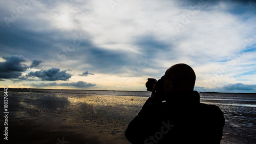 Φωτογραφία anonymous Passionate photographer shoots the landscape in moody silhouette