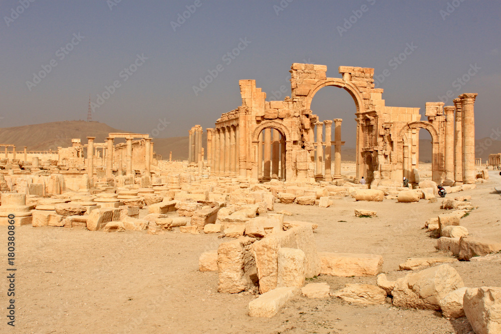 Fototapeta premium Arch of Triumph.Ruins of the ancient city of Palmyra on syrian desert (shortly before the war)