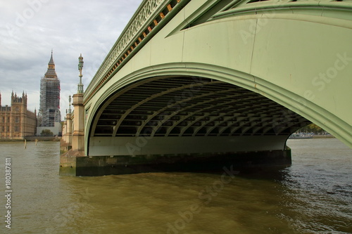 Most westminsterski widziany od dołu, Tamiza, w tle niewyraźny Big Ben i część budynku parlamentu