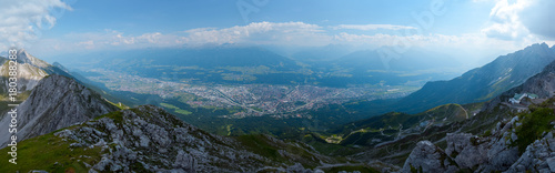 panorama-miasta-innsbruk-ze-szczytu-gory-w-sloneczny-dzien