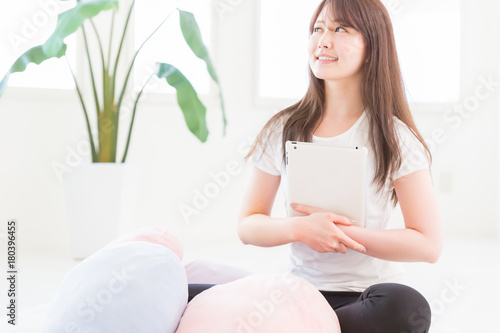 Free Download 部屋でタブレットを見る女性 - GFXLoad