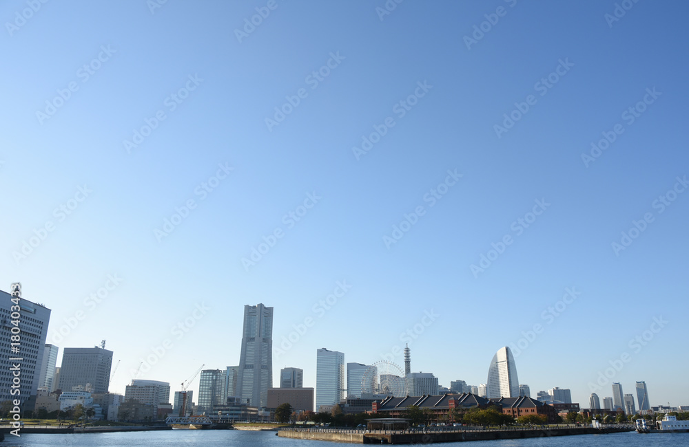  日本・横浜の都市風景・青空と高層ビル群（横浜みなとみらい２１などの高層ビル群などが見える））