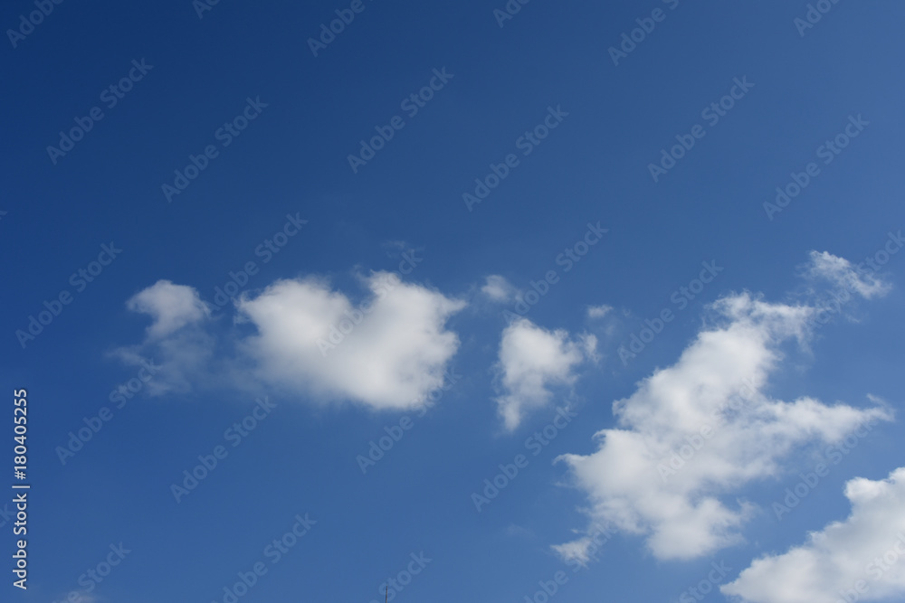 青空と雲 空想 雲のモンスターたち 泣いているモンスター 左から２番目の左向き部分 また右向き 部分は目を見開いているイメージ 仲間から何かを言われ泣きながら逃げる 二面性 左から２番目の雲が 泣いた顔と目を見開いた顔 対峙するなどのイメージ